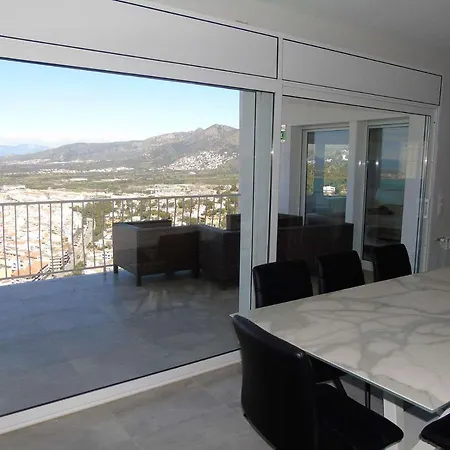 Avec Piscine Et Vue Panoramique Roses
